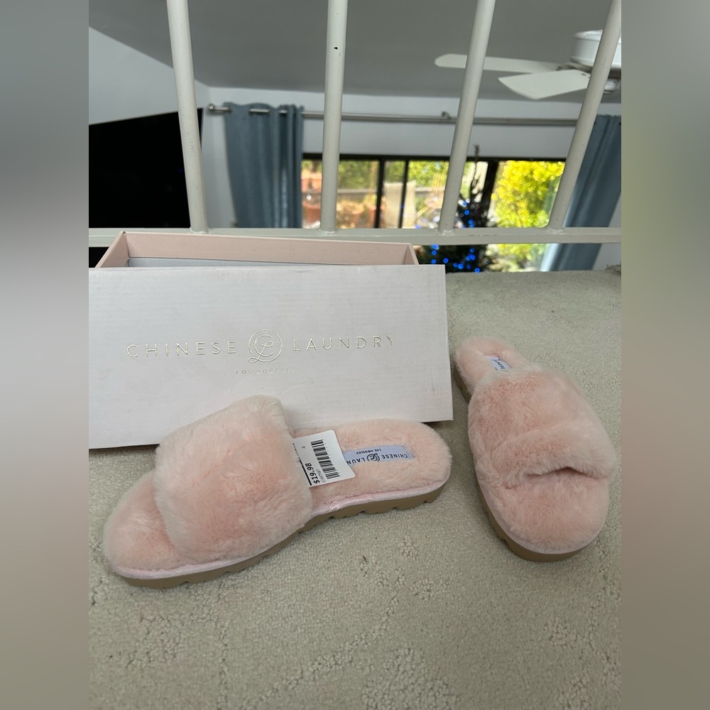 Women's Chinese Laundry Faux Fur Slippers  Size 6 Pink Fluffy New